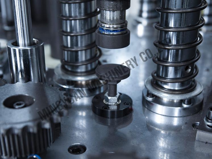 Knurling wheel centered