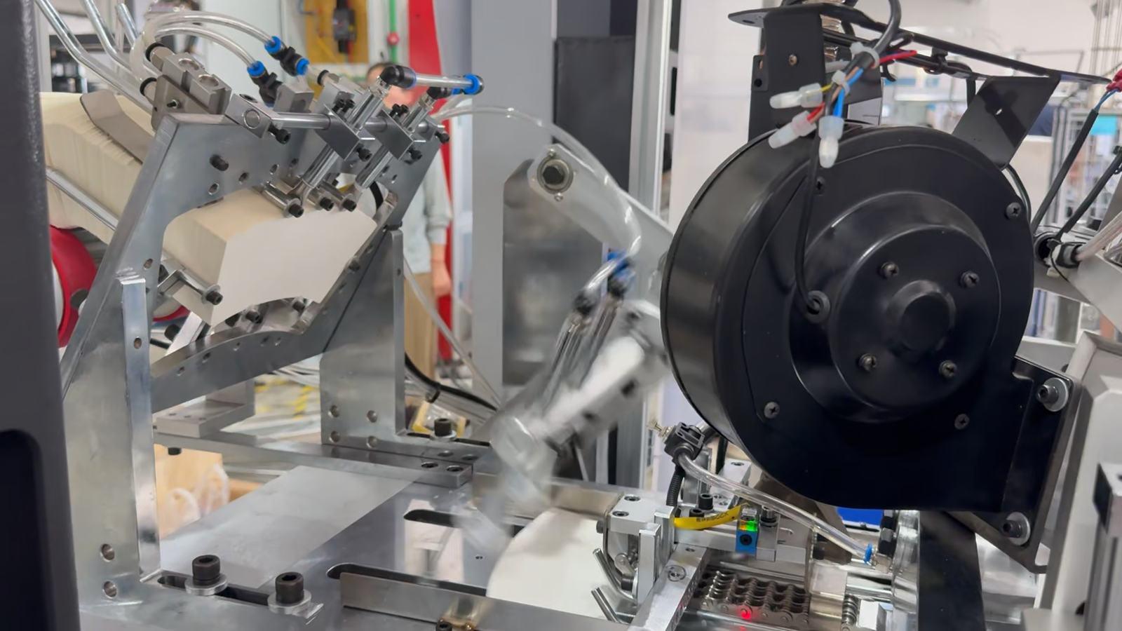 Paper fan feeding mechanism filmed during the CN146 machine run